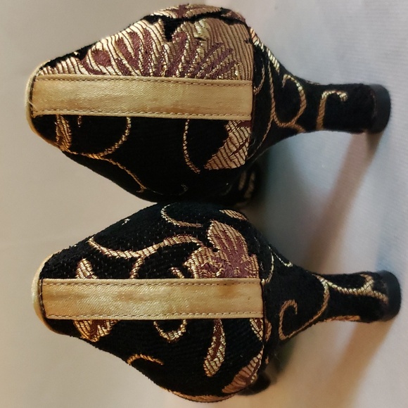 Elegant Black and Gold Heels - Picture 4 of 16